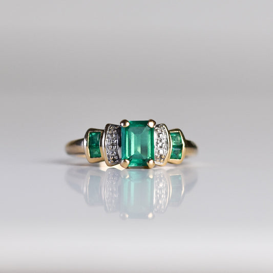 Anillo con esmeraldas de laboratorio y diamantes en oro amarillo 10K