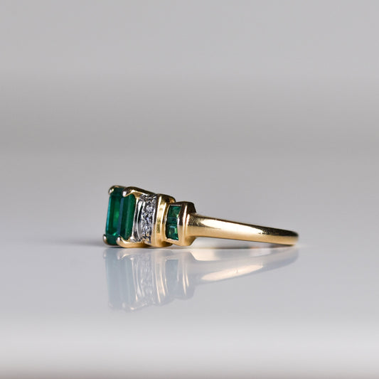 Anillo con esmeraldas de laboratorio y diamantes en oro amarillo 10K