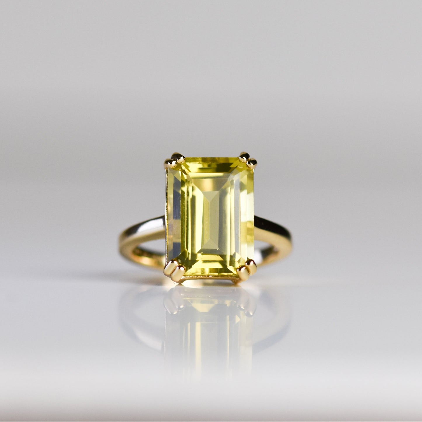 Anillo con cuarzo limón en plata esterlina con baño de oro 14K