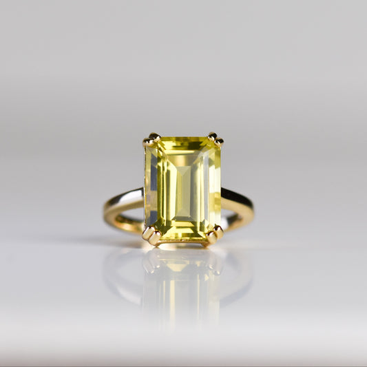 Anillo con cuarzo limón en plata esterlina con baño de oro 14K