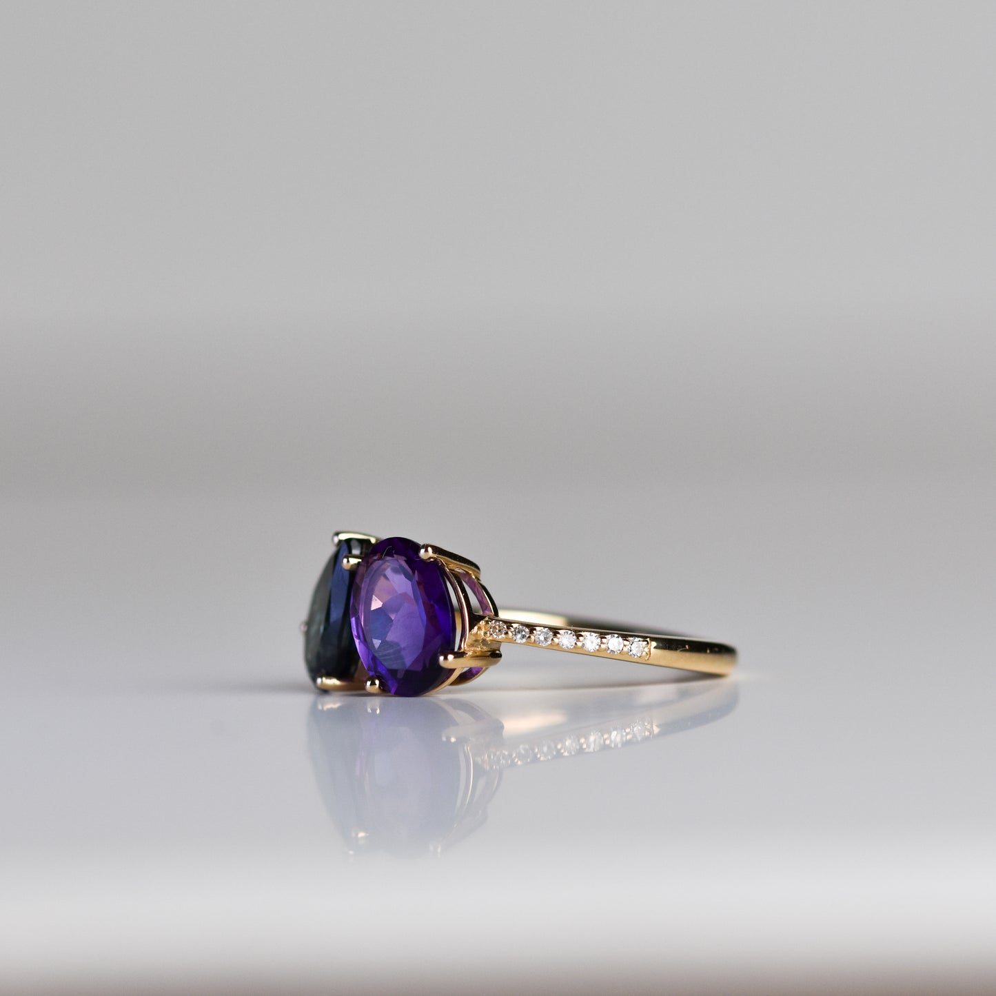Anillo con topacio London Blue, amatista y diamantes en oro amarillo 14K