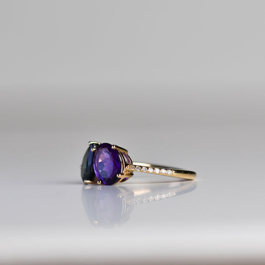 Anillo con topacio London Blue, amatista y diamantes en oro amarillo 14K