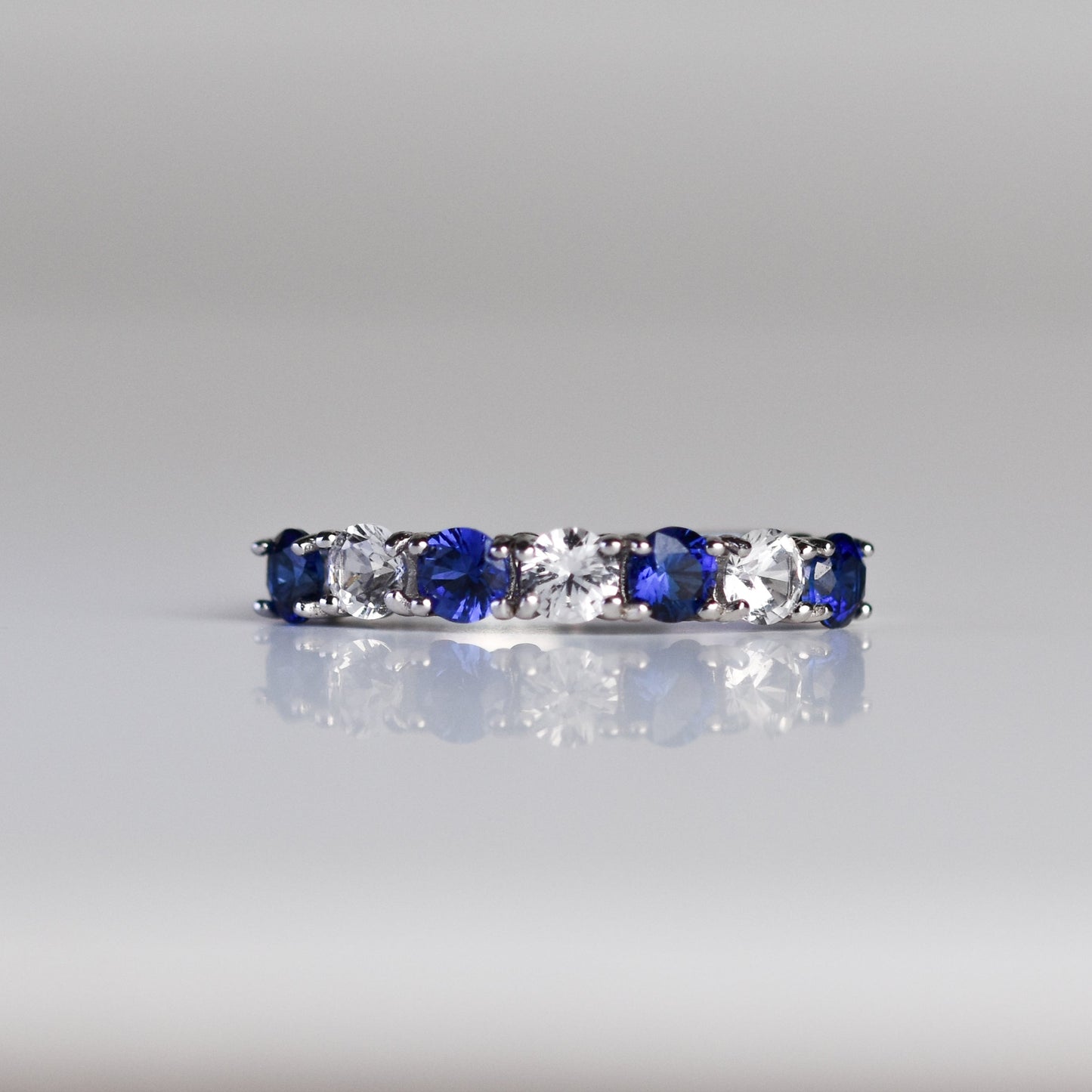 Anillo con Zafiros Azules y Blancos