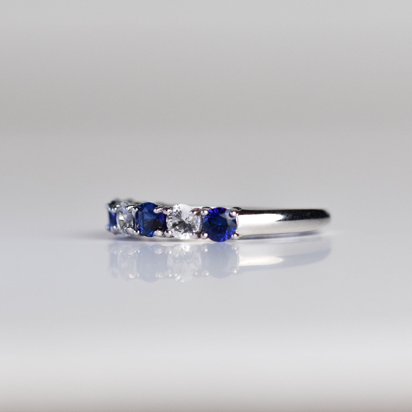Anillo con Zafiros Azules y Blancos