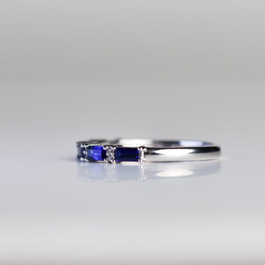 Churumbela con zafiros azules y zafiros blancos de laboratorio en plata