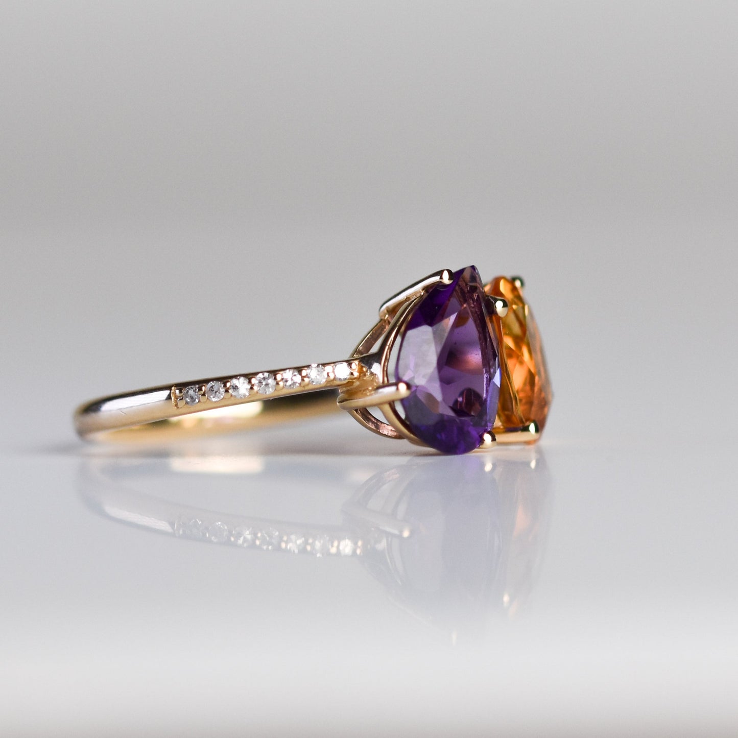 Anillo con amatista, citrino y diamantes en oro amarillo 14K