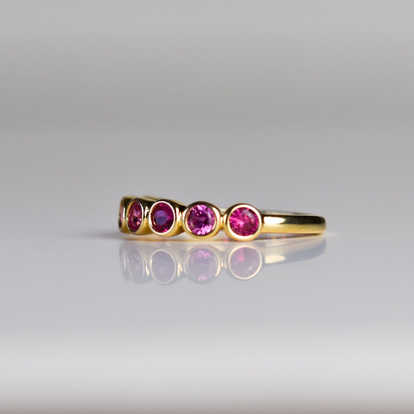 Anillo con Rubíes y Zafiros Rosas de Laboratorio Baño Oro Amarillo 14k