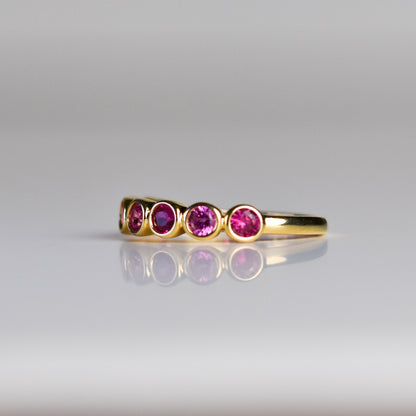 Anillo con Rubíes y Zafiros Rosas de Laboratorio Baño Oro Amarillo 14k