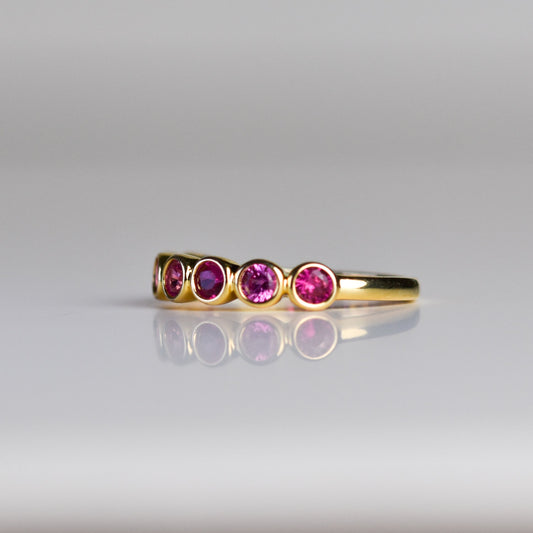 Anillo con Rubíes y Zafiros Rosas de Laboratorio Baño Oro Amarillo 14k