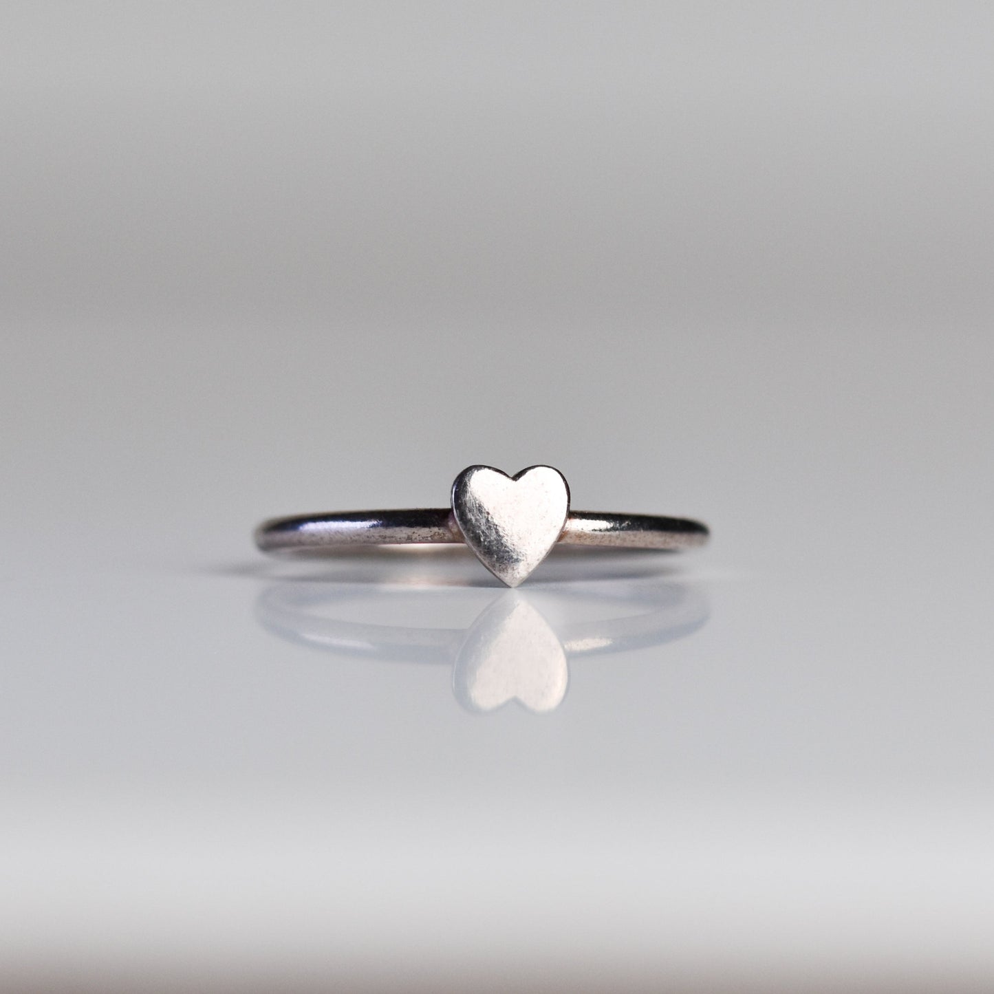 Anillo con corazón en acabado plateado