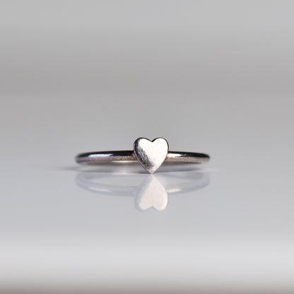Anillo con corazón en acabado plateado