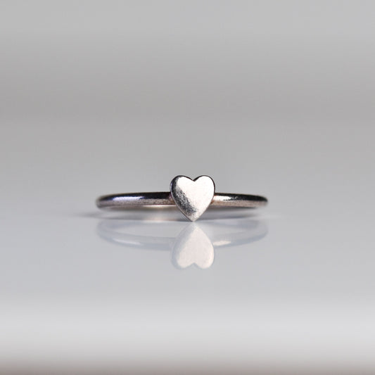 Anillo con corazón en acabado plateado