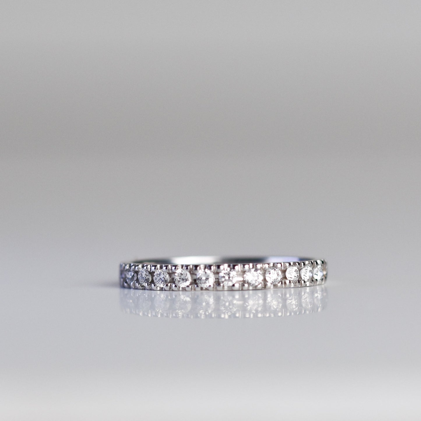 Churumbela delgada con diamantes en oro blanco 14K