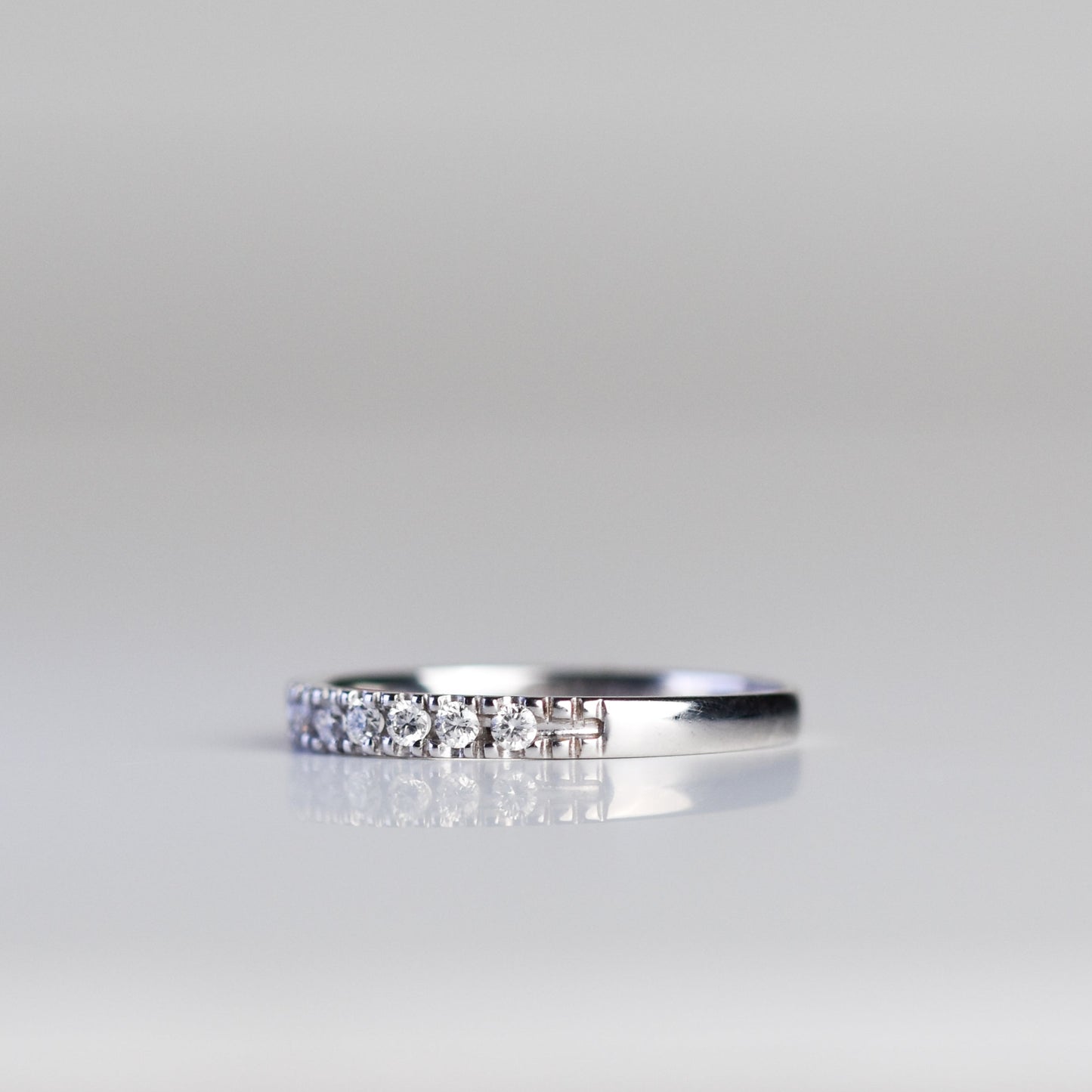 Churumbela delgada con diamantes en oro blanco 14K