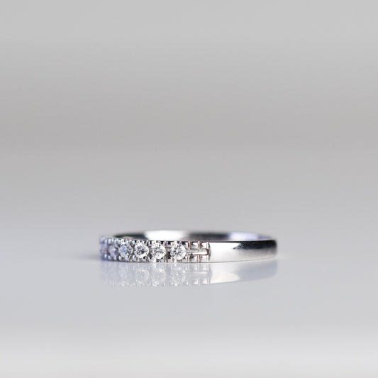 Churumbela delgada con diamantes en oro blanco 14K