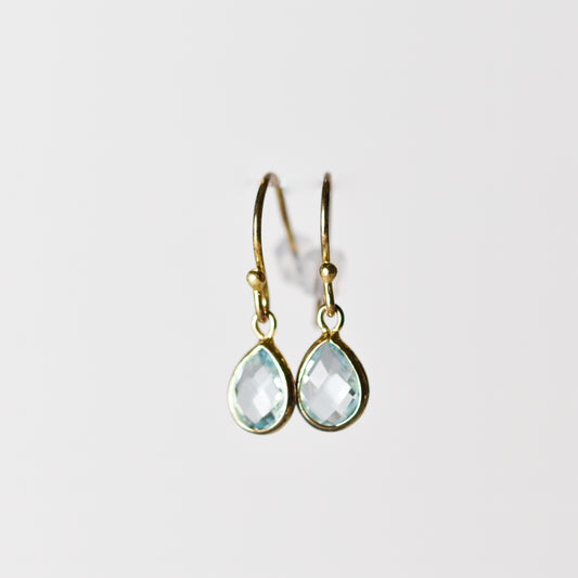 Aretes colgantes con topacio azul (2.5 ct) en forma de gota en baño de oro 14k