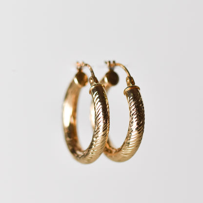 Arracadas texturizadas en oro amarillo 14K