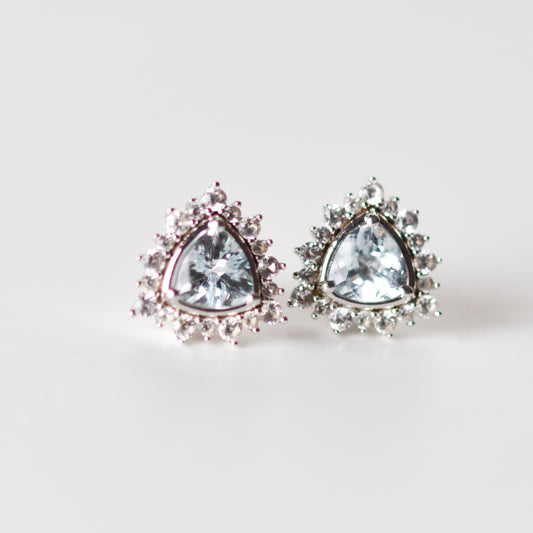 Aretes tipo stud con aguamarina natural y halo de zafiros blancos creados en laboratorio