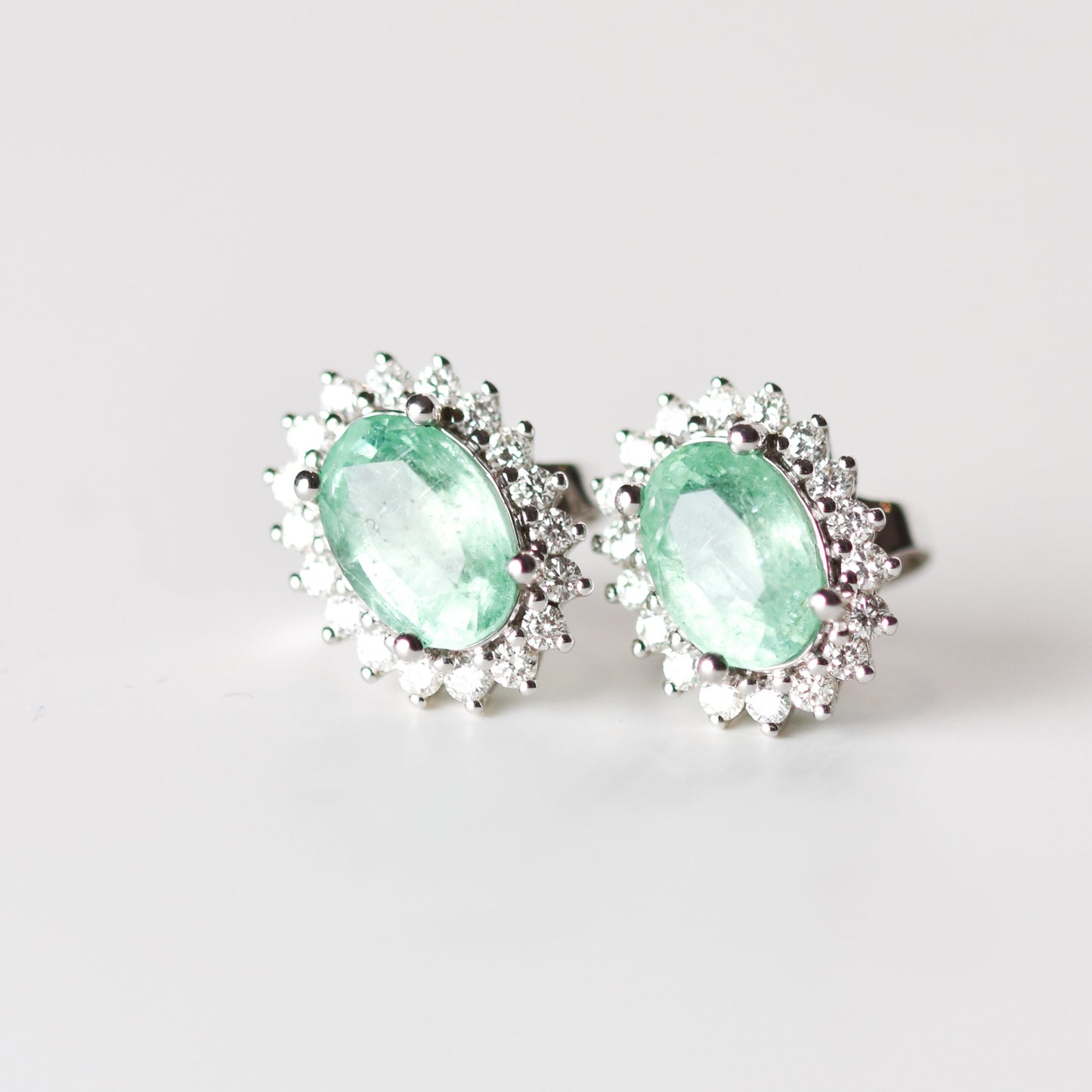 Aretes tipo stud con esmeraldas de Zambia y diamantes en oro blanco 18K