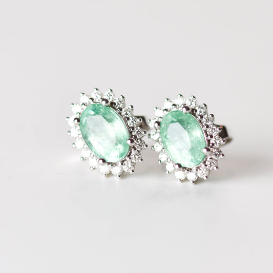 Aretes tipo stud con esmeraldas de Zambia y diamantes en oro blanco 18K