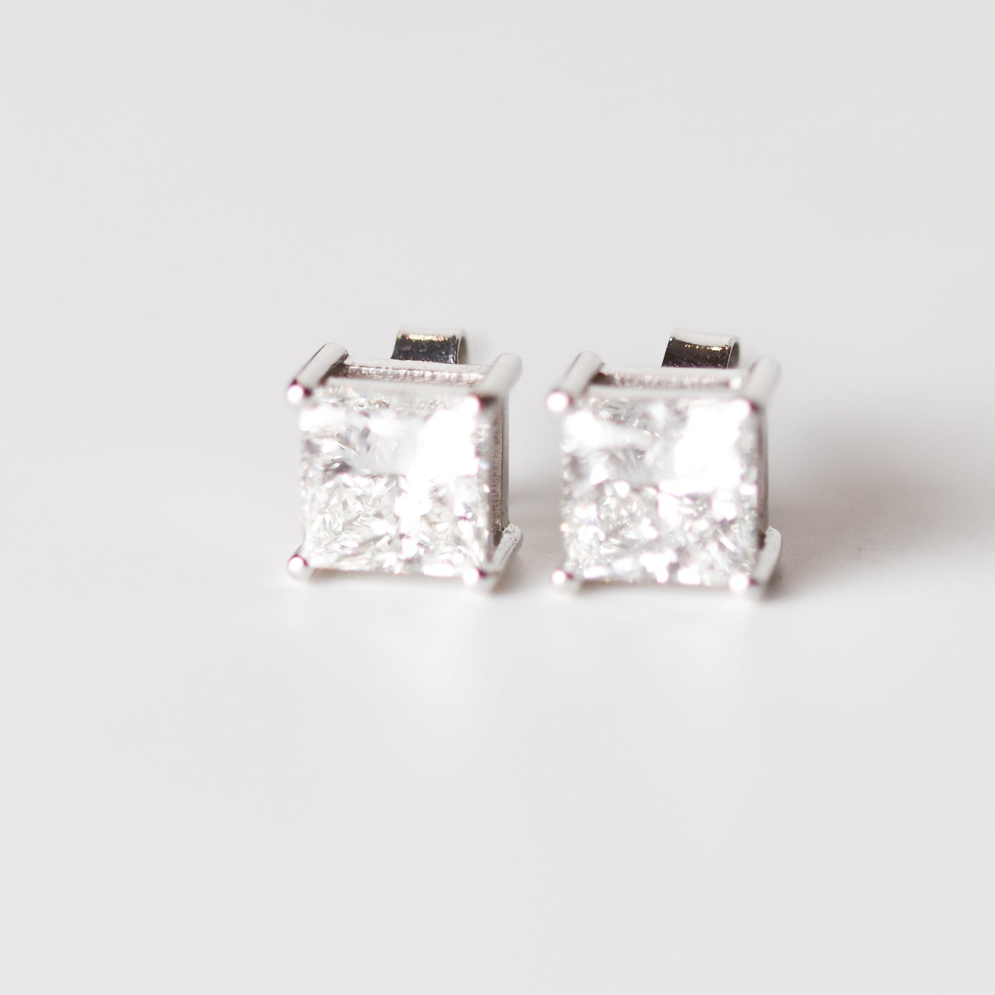 Aretes tipo stud con diamantes creados en laboratorio en oro blanco de 14k (1 cttw)