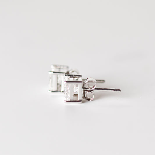 Aretes tipo stud con diamantes certificados de laboratorio en corte princesa y oro blanco 14K