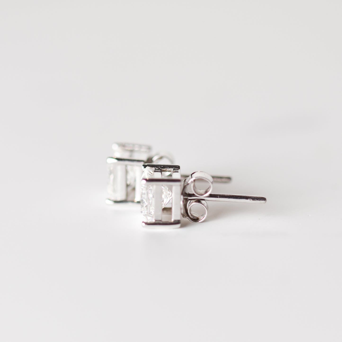 Aretes tipo stud con diamantes creados en laboratorio en oro blanco de 14k (1 cttw)