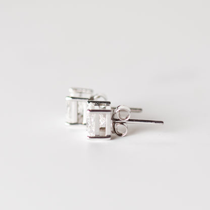 Aretes tipo stud con diamantes creados en laboratorio en oro blanco de 14k (1 cttw)