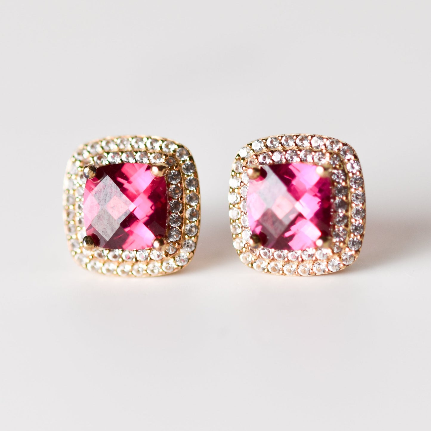 Aretes tipo stud cuadrados con rubí (2.05 ct) y halo de zafiros blancos