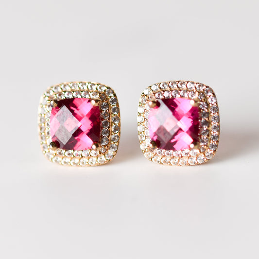 Aretes tipo stud cuadrados con rubí (2.05 ct) y halo de zafiros blancos