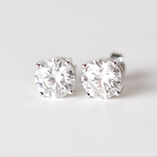 Aretes tipo stud con diamantes certificados de laboratorio en corte redondo y oro blanco 14K