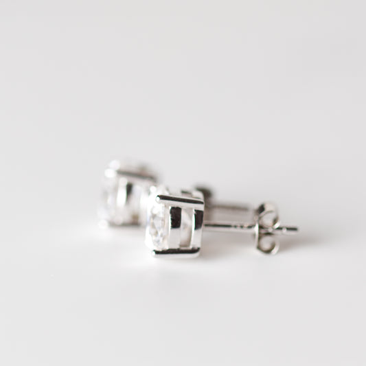 Aretes tipo stud con diamantes certificados de laboratorio en corte redondo y oro blanco 14K