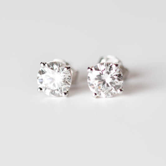 Aretes tipo stud con moissanitas en corte redondo y plata esterlina con baño de oro blanco 18K