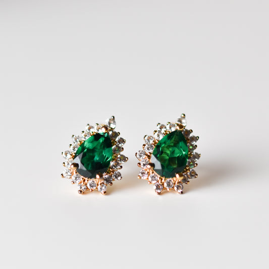 Aretes tipo stud con esmeralda y zafiros blancos en baño de oro 14k sobre plata