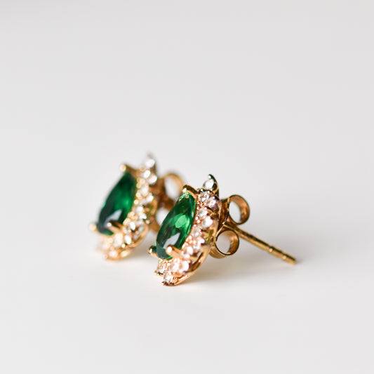 Aretes tipo stud con esmeralda y zafiros blancos en baño de oro 14k sobre plata