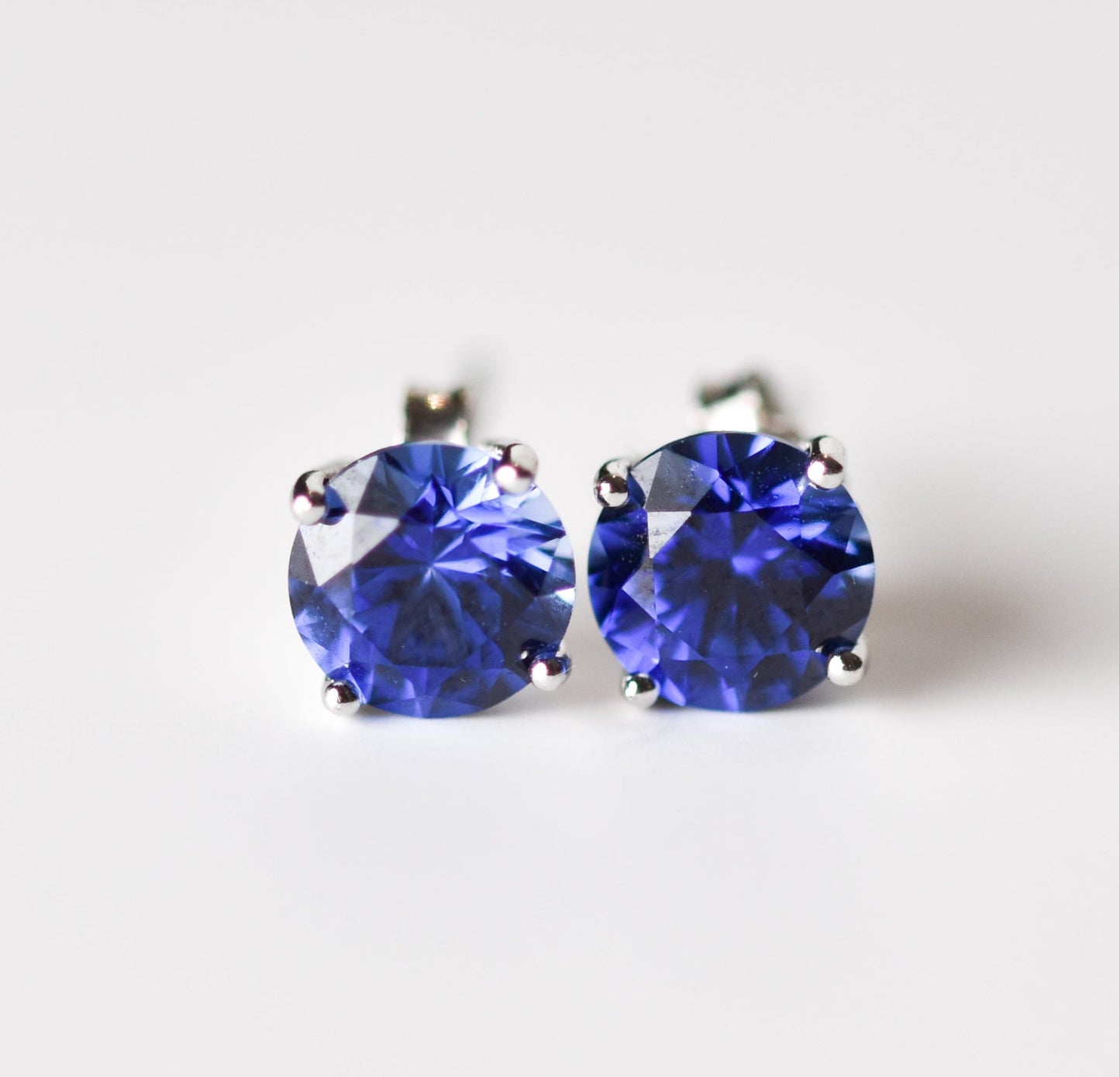 Aretes tipo stud con zafiro azul creado en laboratorio en plata esterlina