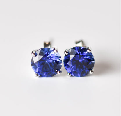 Aretes tipo stud con zafiro azul creado en laboratorio en plata esterlina