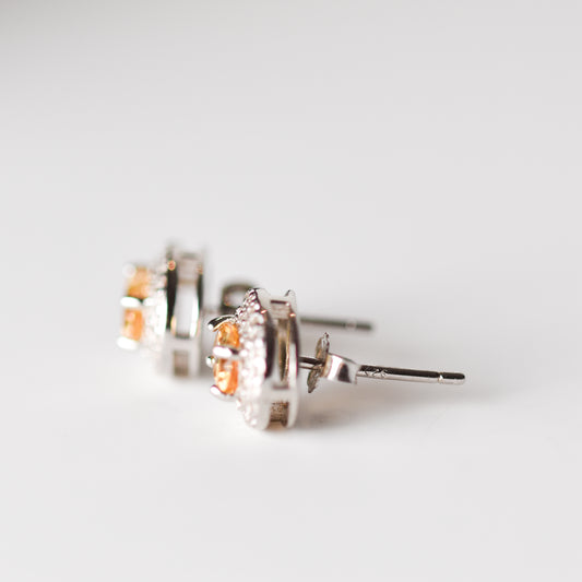 Aretes tipo stud con citrino natural y halo de zafiros blancos de laboratorio