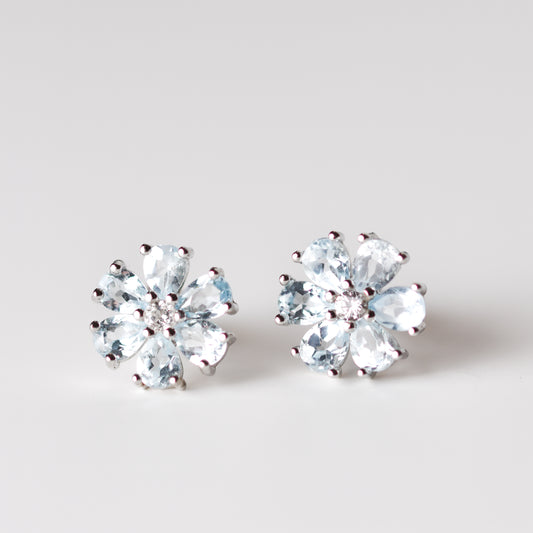 Aretes tipo flor con topacio azul natural y topacio blanco