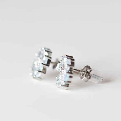 Aretes tipo flor con topacio azul natural y topacio blanco