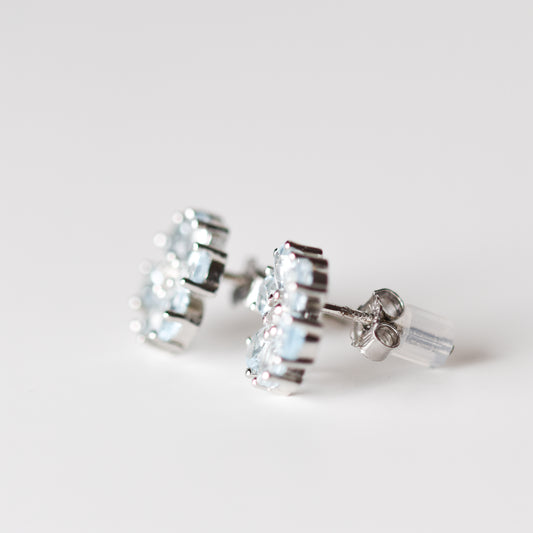 Aretes tipo flor con topacio azul natural y topacio blanco