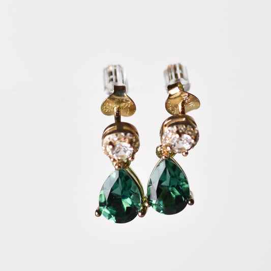 Aretes colgantes con cuarzo verde pera y zafiro blanco de laboratorio con baño de oro 14k
