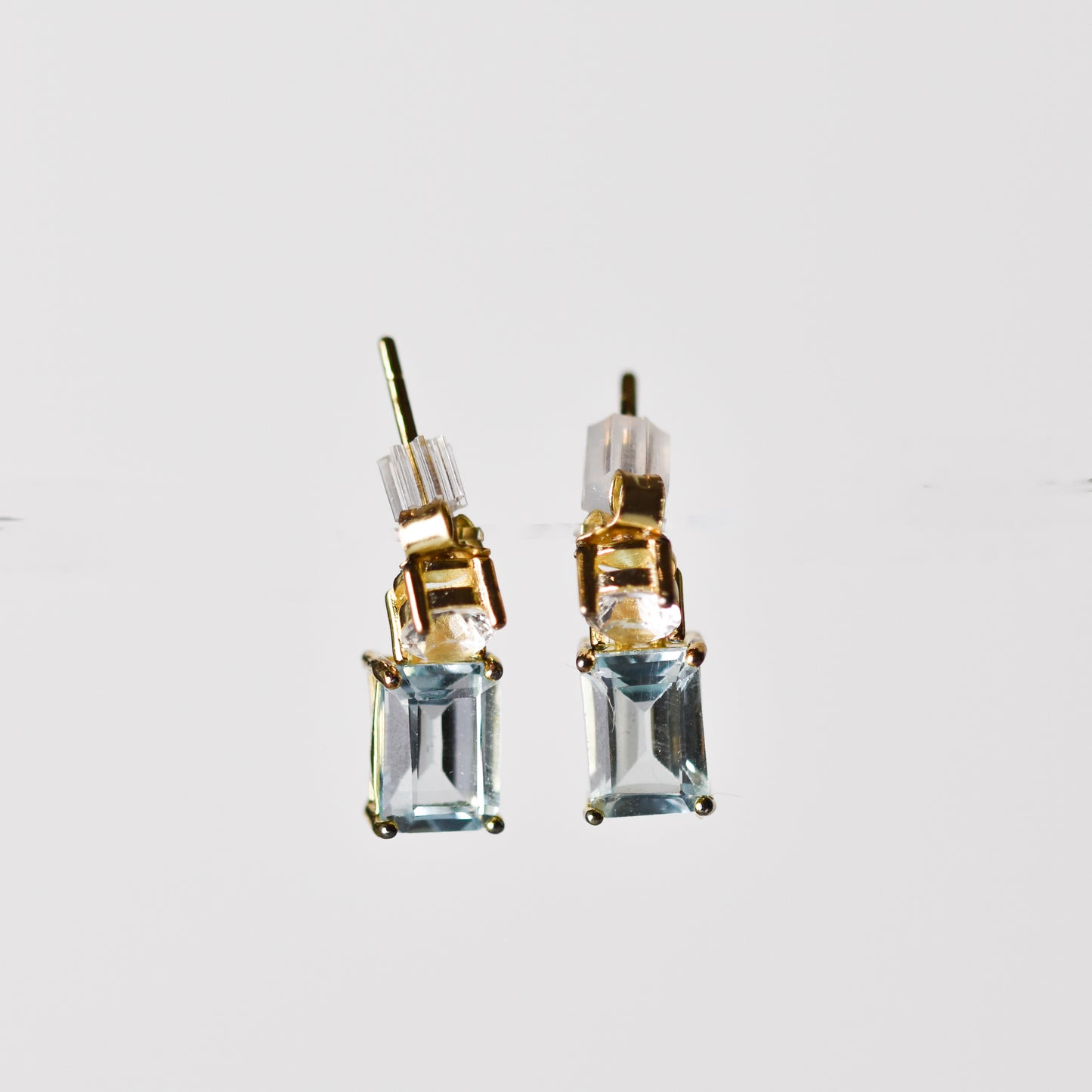 Aretes colgantes con topacio azul y zafiros blancos creados en laboratorio