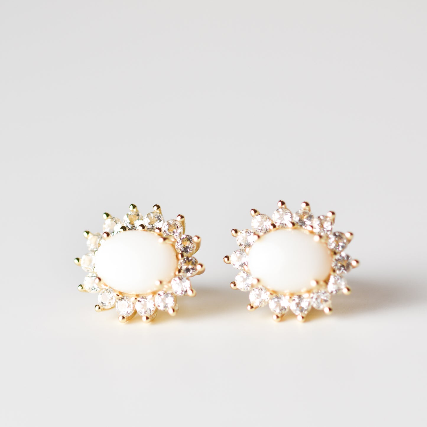 Aretes con ópalo y topacio blanco en plata con baño de oro