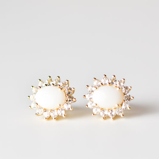 Aretes con ópalo y topacio blanco en plata con baño de oro