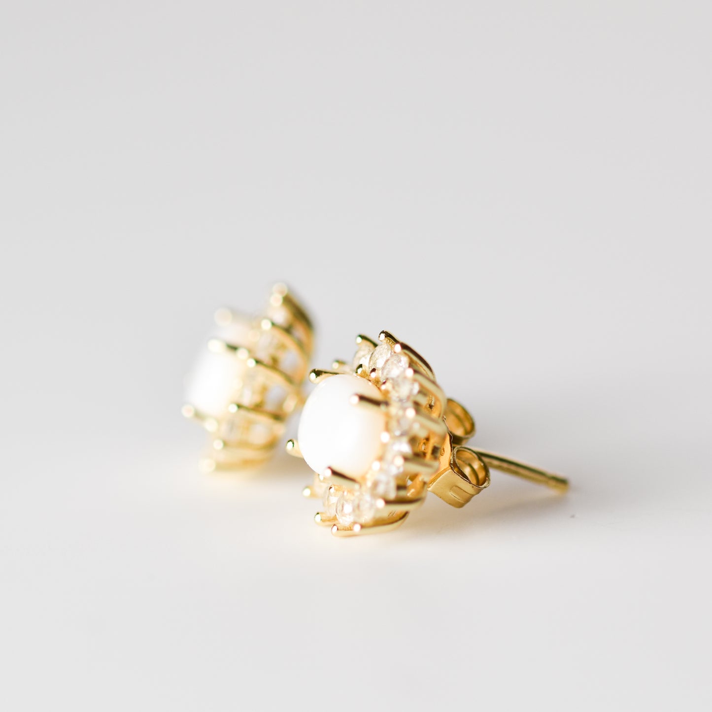 Aretes con ópalo y topacio blanco en plata con baño de oro