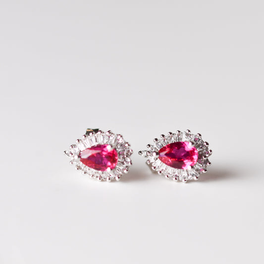 Aretes tipo stud con rubí en corte pera y halo de zafiros blancos creados en laboratorio