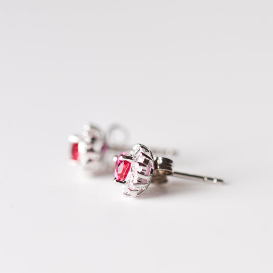 Aretes tipo stud con rubí en corte pera y halo de zafiros blancos creados en laboratorio
