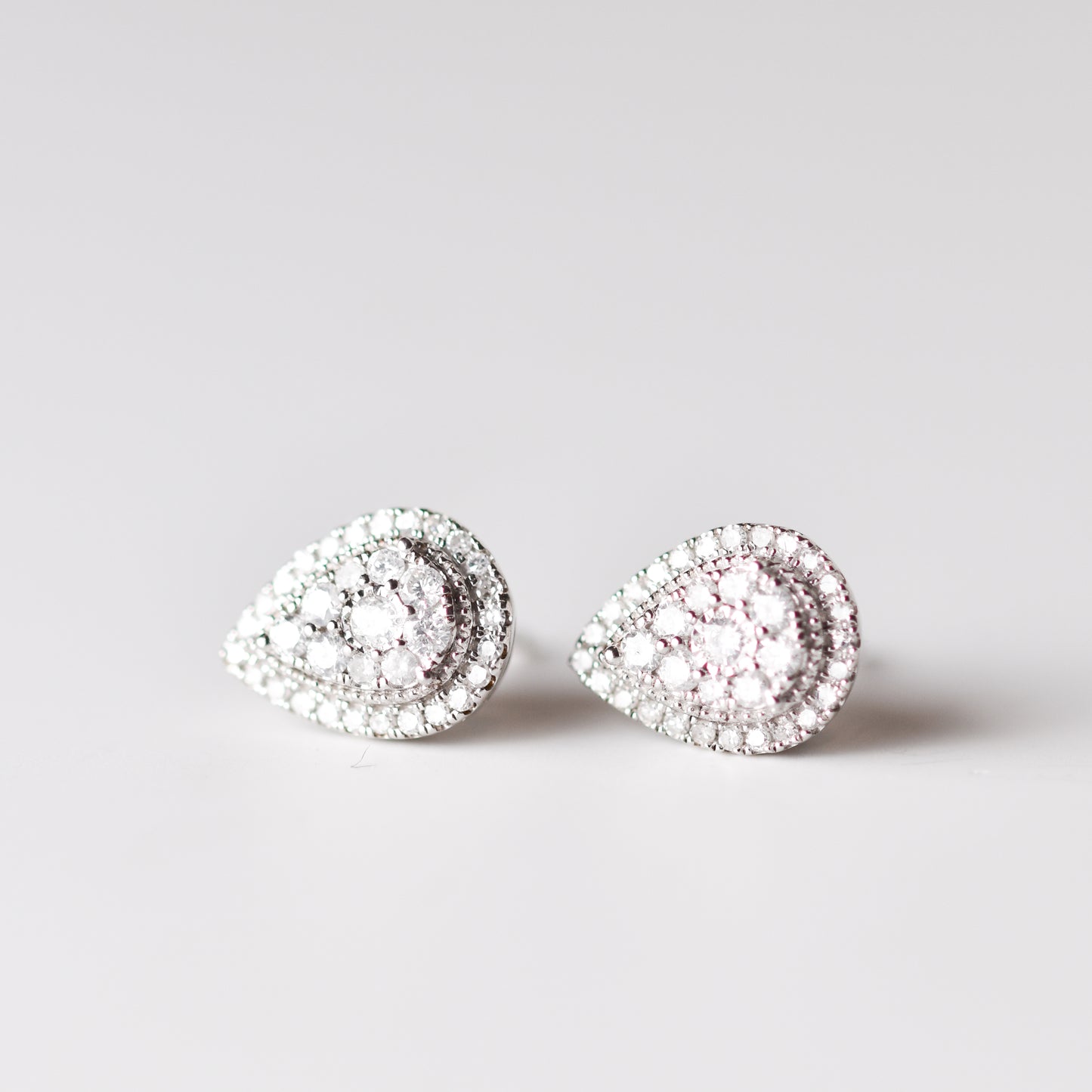 Aretes tipo stud con diamantes naturales en forma de gota y plata esterlina