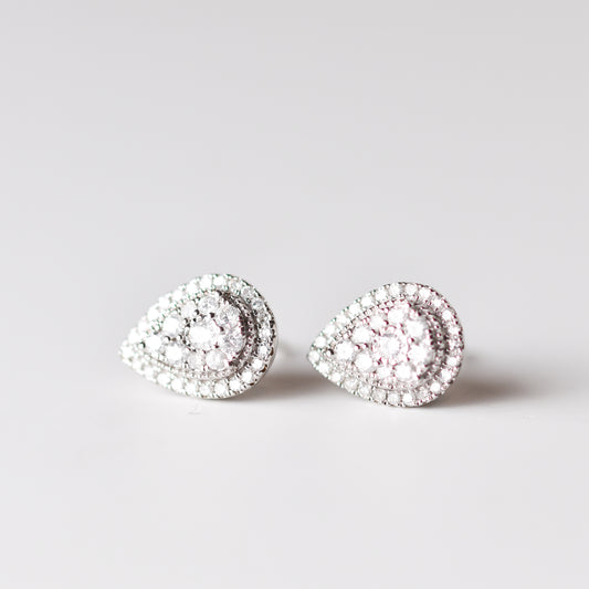 Aretes tipo stud con diamantes naturales en forma de gota y plata esterlina